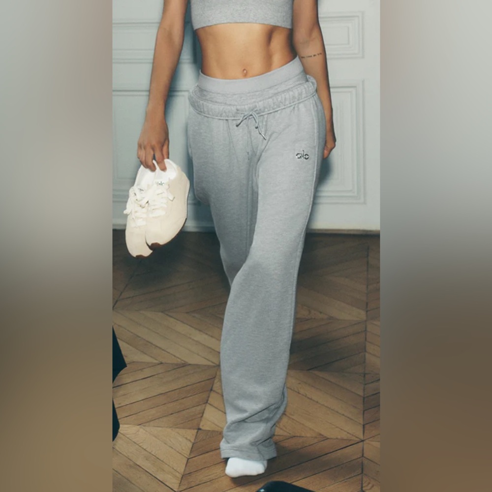 ALO Yoga Accolade Straight Leg Sweatpants in Athletic Heather Gray